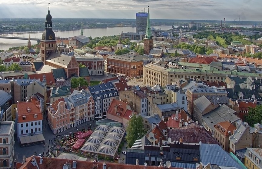 Латвии предложили снести памятники латышским классикам за знание русского