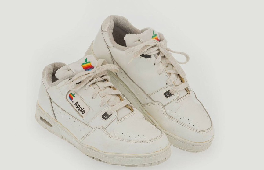 Старые кроссовки Apple продали за 16 тысяч долларов