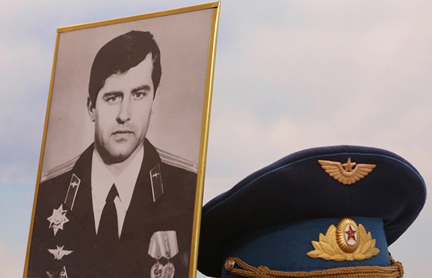 Сегодня исполнилось бы 65 лет первому Герою Беларуси Владимиру Карвату