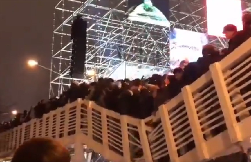 Мост обрушился в новогоднюю ночь в Москве: 13 человек пострадали (ВИДЕО)