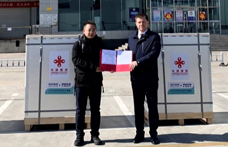 Китай отправил Беларуси 100 тысяч бесплатных доз вакцины от COVID-19