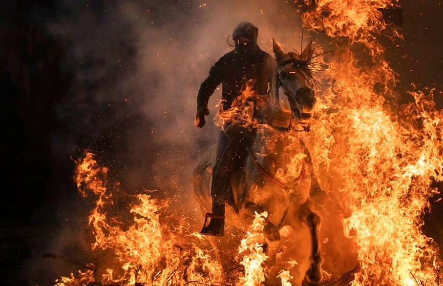 В Испании прошёл традиционный фестиваль, на котором лошади прыгали через костёр