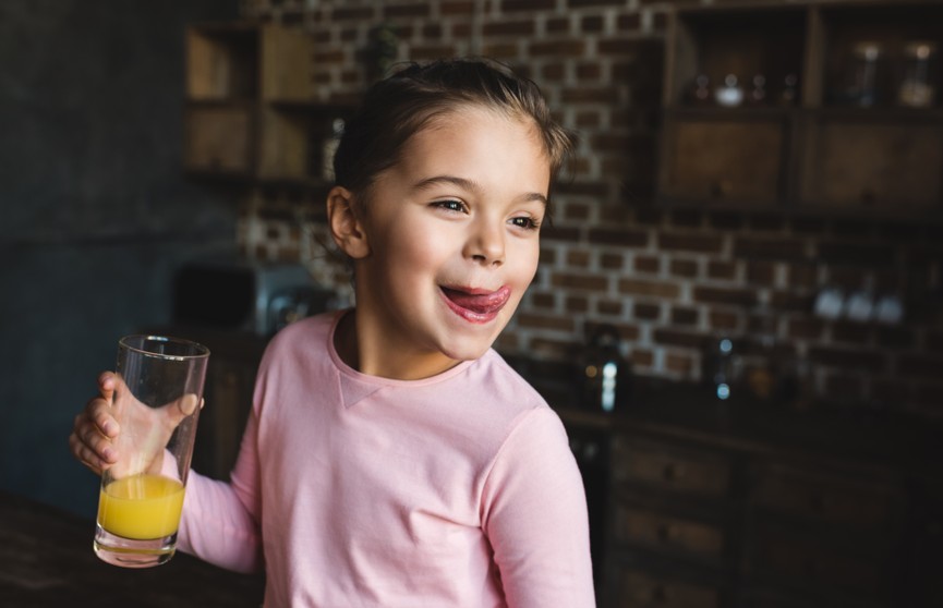 Ученые рассказали, в каком возрасте лучше начинать давать детям сок