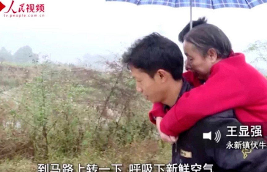 Китаец 15 лет носил на спине парализованную мать