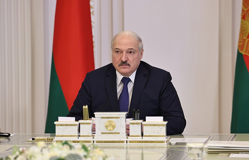 Лукашенко: Вот эти вбросы в интернет – персональные данные, угрозы семьям, детям – это должно вырезаться каленым железом