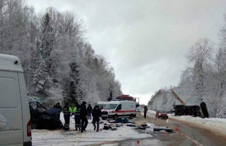 Смертельное ДТП в Лиозненском районе: столкнулись микроавтобус и снегоуборочная машина