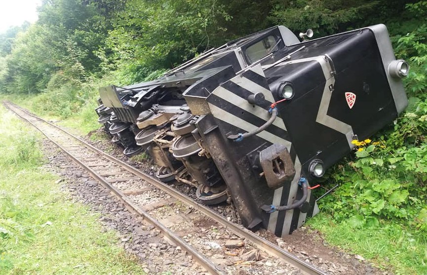 Туристический поезд с 340 пассажирами опрокинулся в ущелье Румынии