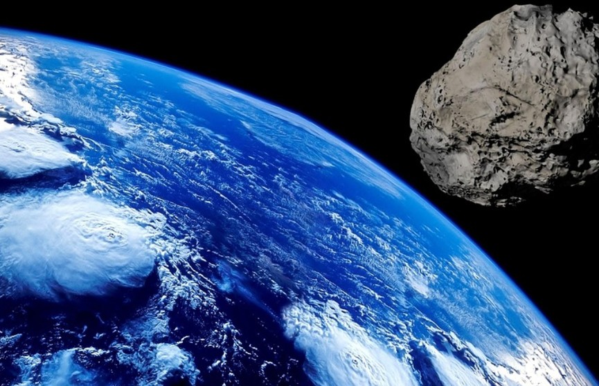 Астероид в 4 раза выше Эйфелевой башни приближается к Земле (ВИДЕО)