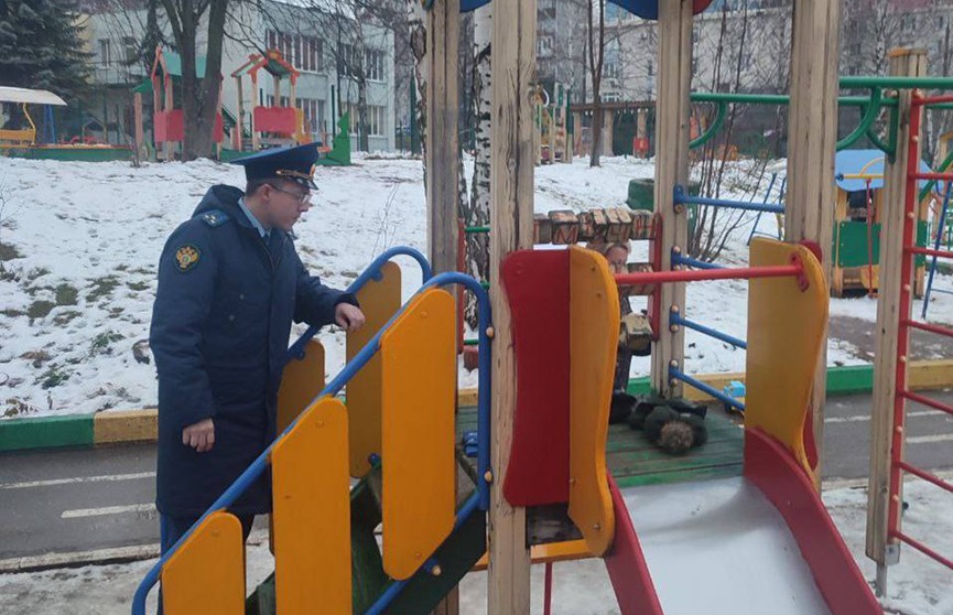 В одном из детских садов Нижнего Новгорода ребенок на прогулке зацепился одеждой за горку и задохнулся