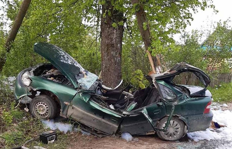 ДТП в Поставском районе: Opel врезался в дерево. Двое погибли, один пострадал