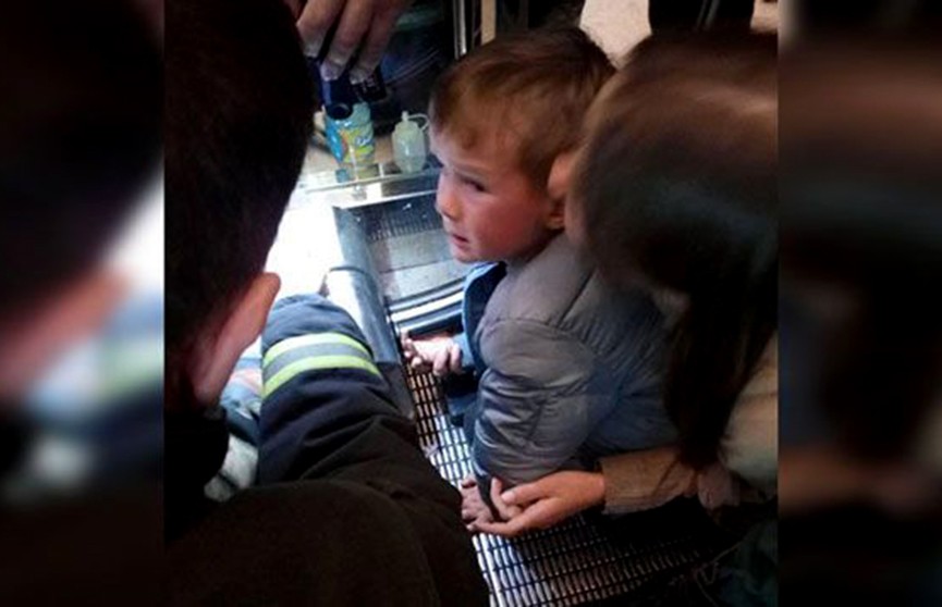 Пальцы 5-летнего мальчика застряли в траволаторе ТРЦ Galleria Minsk