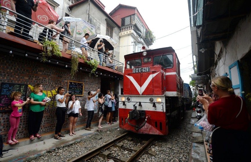 Кафе вдоль железных дорог исчезнут во Вьетнаме из-за селфи
