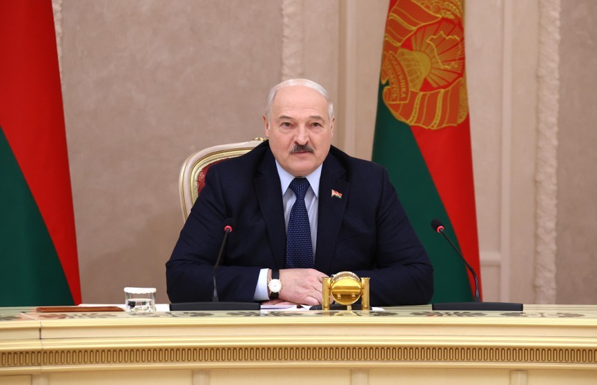 Лукашенко: США хотят подобраться к Китаю через Россию