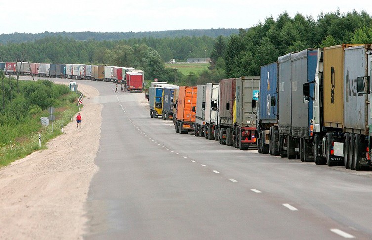Очередь из грузовиков стоит на границе с Литвой