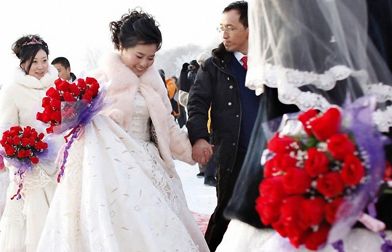 43 пары поженились на международном фестивале снега и льда в китайском Харбине