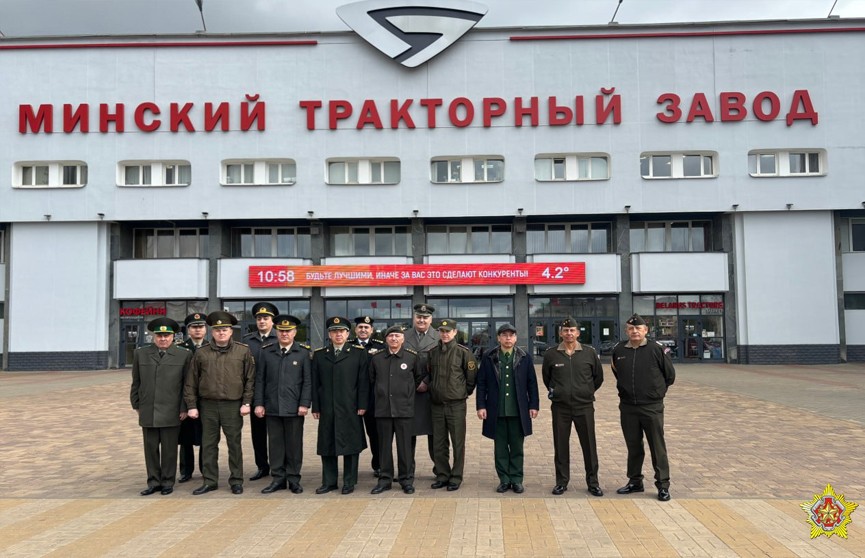 Иностранные военные атташе побывали на МТЗ и в Институте пограничной службы Беларуси
