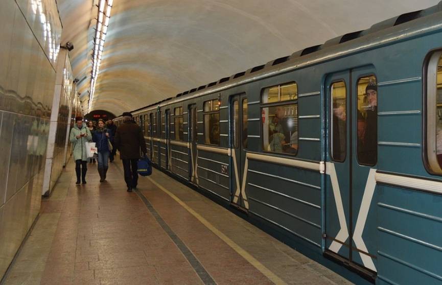 Станции метро «Площадь Победы» и «Октябрьская» закрыты на вход и выход из-за праздничных мероприятий