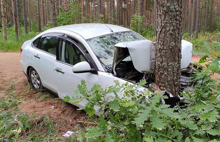 Машина врезалась в дерево в Осиповичском районе, пострадали 4 человека. Водитель был пьян и без прав