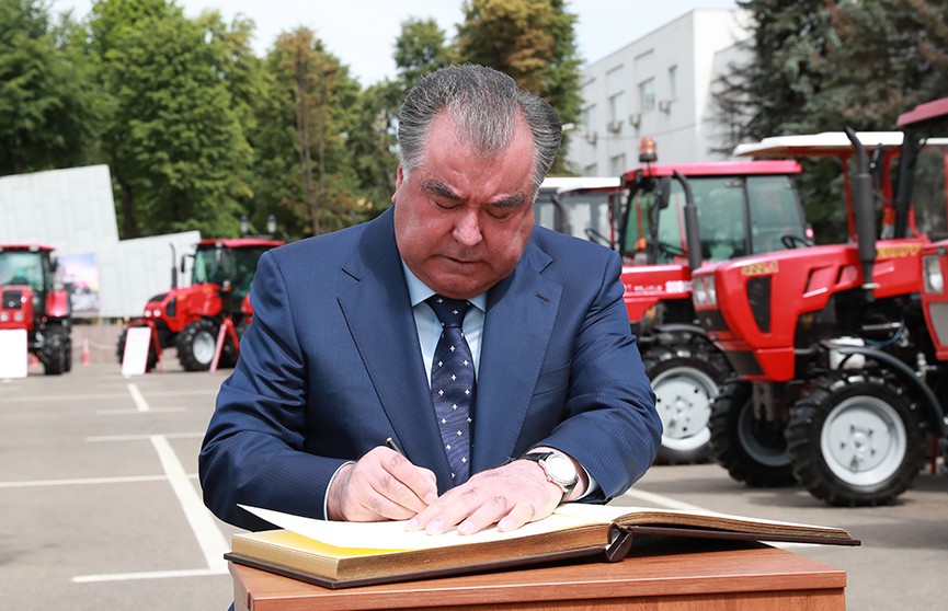 Президент Таджикистана посетил Минский тракторный завод
