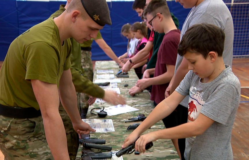 Стрельба, борьба и работа с оружием: чему учат детей в военно-патриотических клубах в Беларуси?