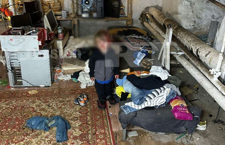 В одном из подвалов Петербурга найдены трое детей, которые жили в горе мусора со своим отцом