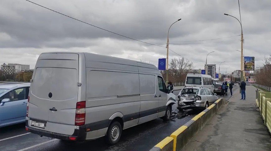 В Бресте два микроавтобуса и две легковушки выстроились в «паровоз» на мосту в результате ДТП