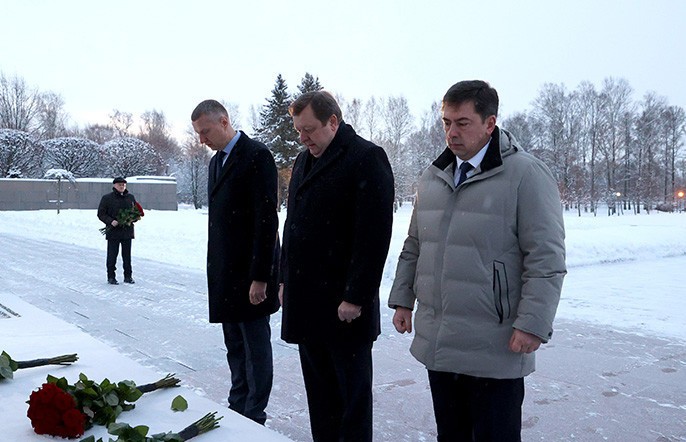 Глава МИД Беларуси и посол республики в Российской Федерации возложили цветы к монументу на Пискаревском кладбище