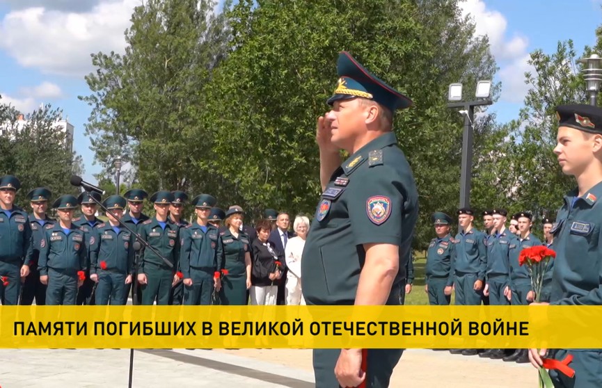 Сотрудники МЧС почтили память погибших во время Великой Отечественной, возложив венки к монументу в Тростенце