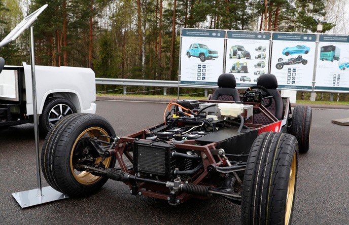 Лукашенко показали автомобиль, способный конкурировать с «Тесла»