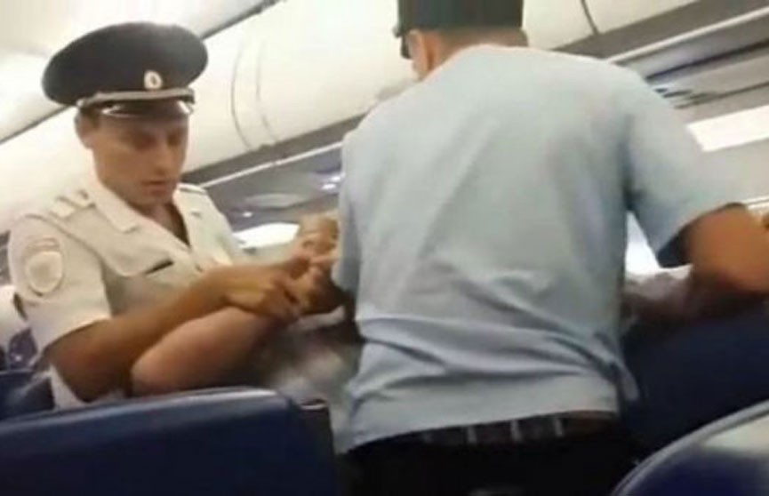 Пьяный житель Подмосковья устроил скандал в самолёте и ударил пассажира во время полёта из Минска в Москву