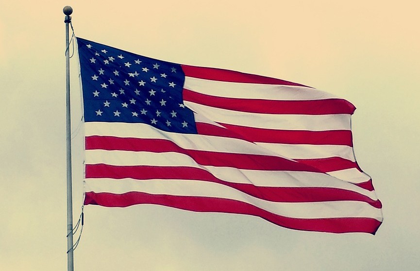 В Вашингтоне над Капитолием повесили перевернутый флаг США
