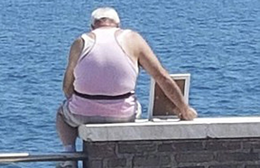 ​«Символ любви, которая не заканчивается». Итальянец каждый день сидит на пляже с фотографией своей покойной жены и смотрит на море