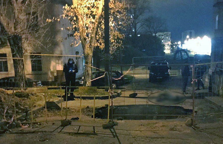 Во дворе в Минске мужчина упал в яму и погиб