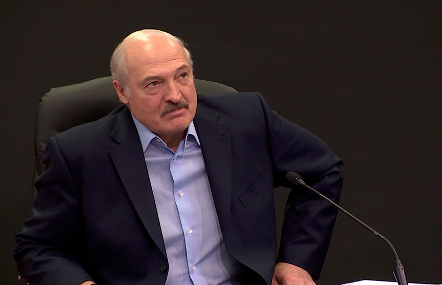 Наступает «эра роботов»: Александру Лукашенко показали достижения ПВТ