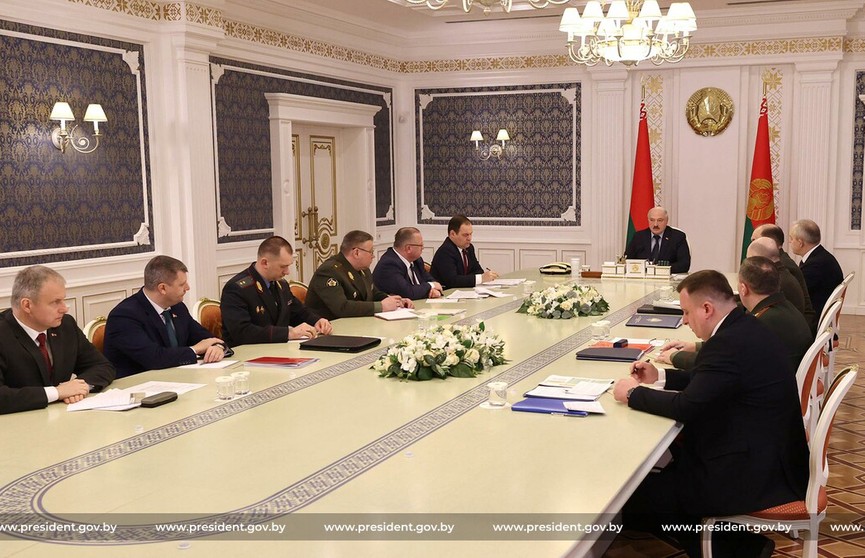 Александр Лукашенко провел совещание по вопросам финансирования закупок продукции военного назначения