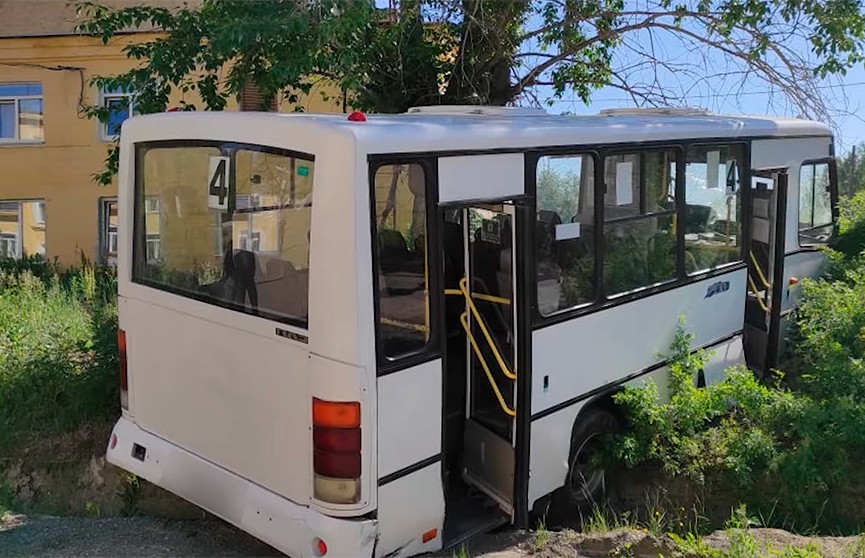Шесть человек погибли при наезде автобуса на остановку в Свердловской области