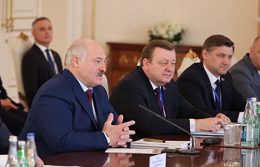 А. Лукашенко предложил Азербайджану помощь в послевоенном восстановлении земель