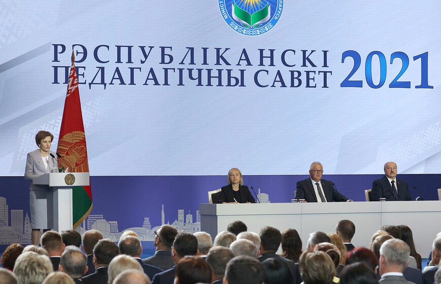Лукашенко: Школа не может быть вне политики. Но политика должна быть одна – государственная