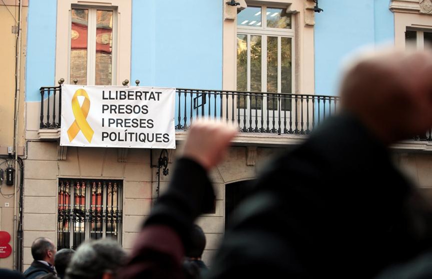 Каталонскія сепаратысты праводзяць у Барселоне страйк: яны перакрылі дарогі і чыгуначныя пуці