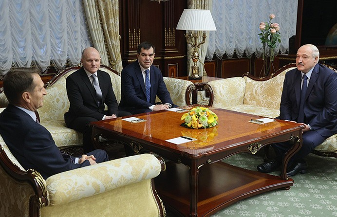 Лукашенко проводит встречу с главой службы внешней разведки России Нарышкиным