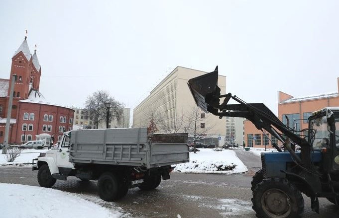 Коммунальные службы Минска работают в усиленном режиме и просят граждан помочь убрать снег