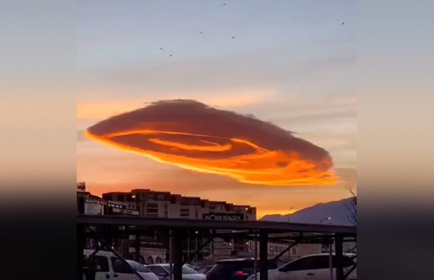 Жители Турции наблюдают редкое природное явление – линзовидные облака