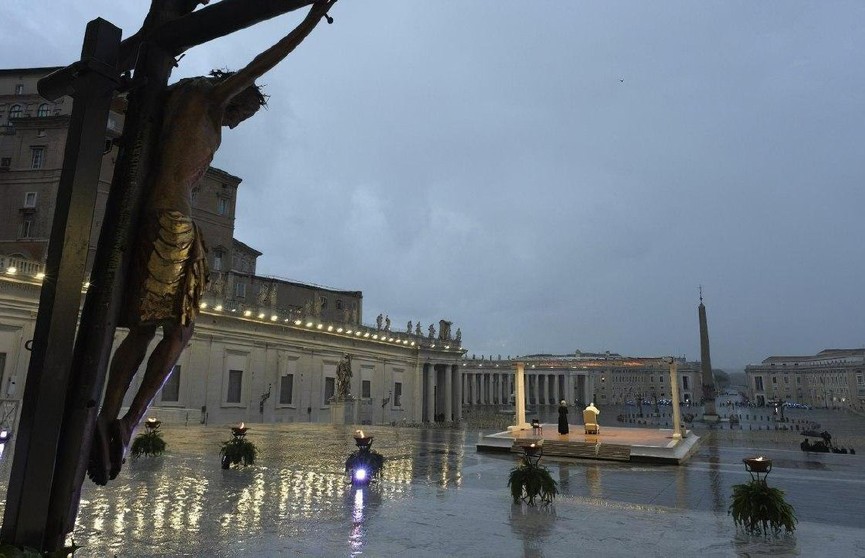 Папа римский молился о скорейшем завершении пандемии коронавируса на пустой площади Святого Петра