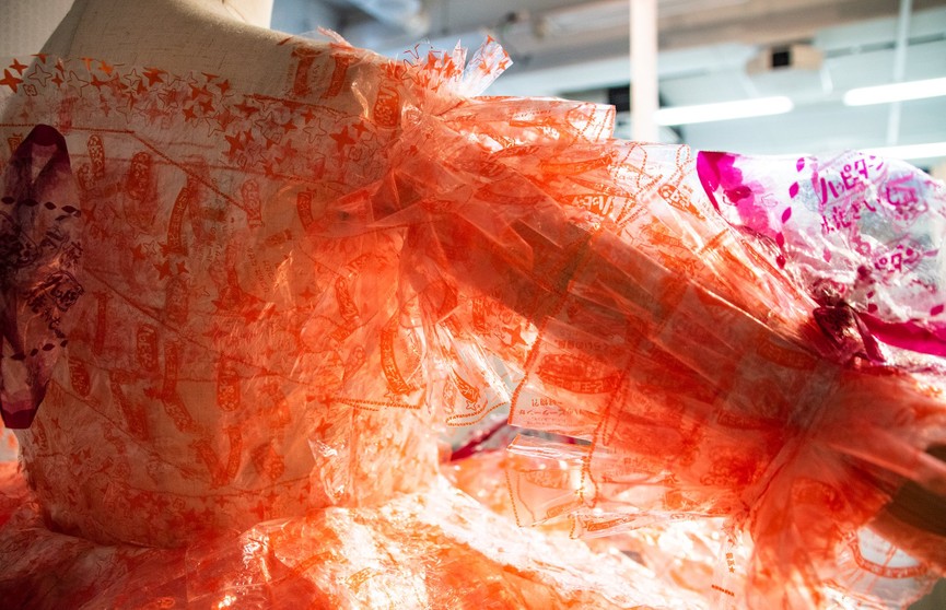Студент создал платье из оберток от крекеров