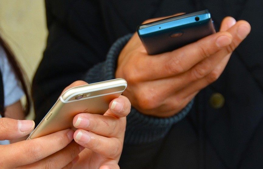 В Испании население вынуждено привязывать к руке мобильные телефоны