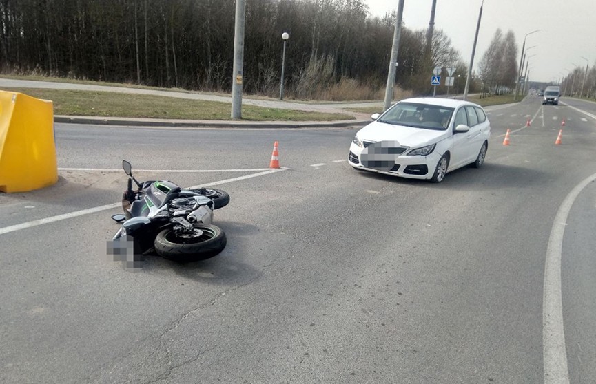 В Гродно автоледи на Peugeot сбила мотоциклиста
