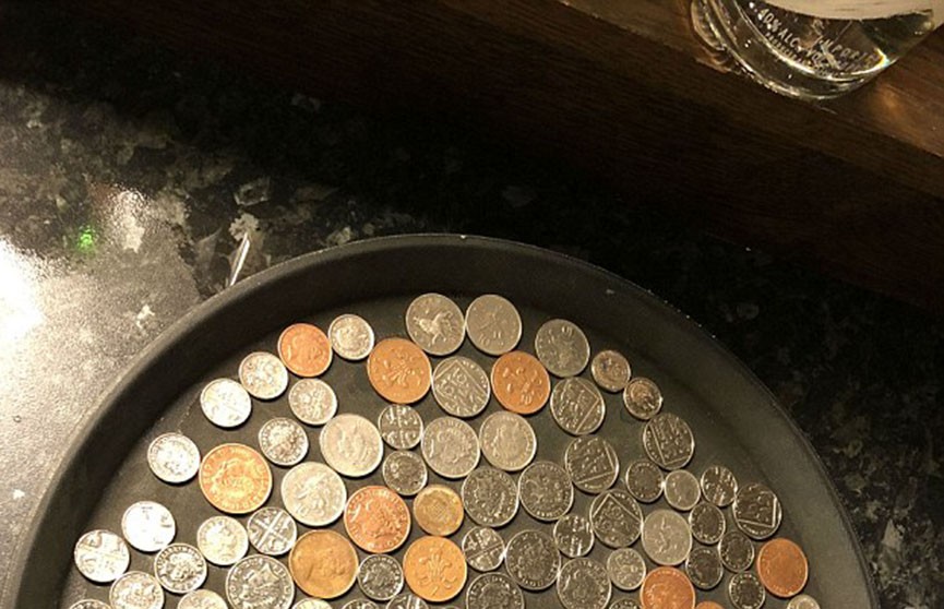 Найдите монету! Бармен спрятал 20 пенсов на фото и озадачил интернет-пользователей