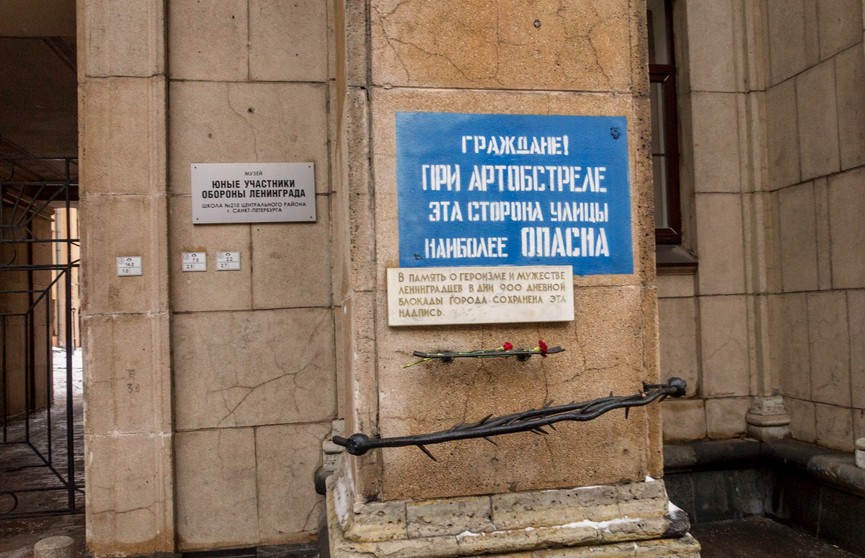 В Санкт-Петербурге задержали вандала, закрасившего памятную надпись на Невском проспекте