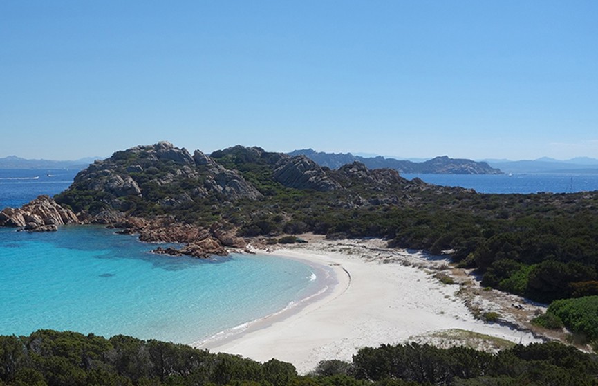 На Сардинии задержали туриста, пытавшегося вывезти в багаже песок и камни