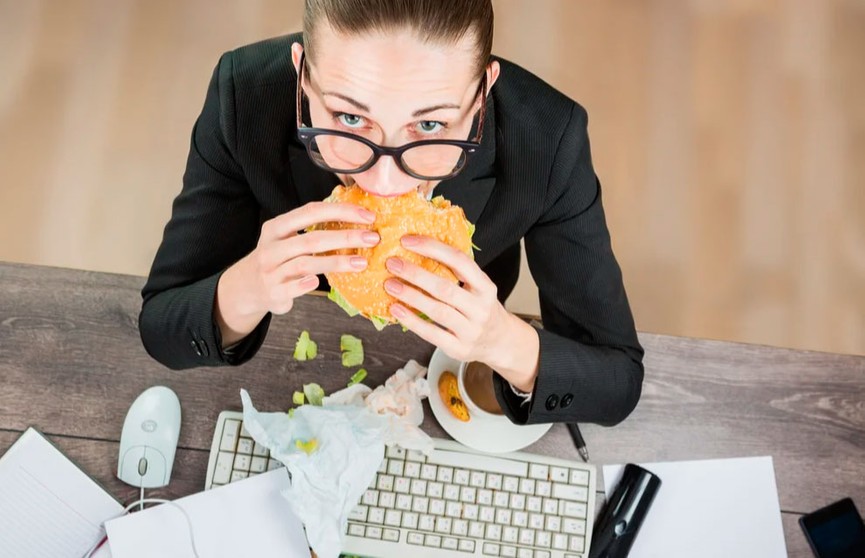 Ешьте чаще! Длительные промежутки между приемами пищи на работе ведут к язве